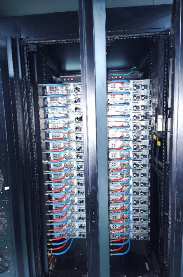 Data centre rack interior with liquid cooling